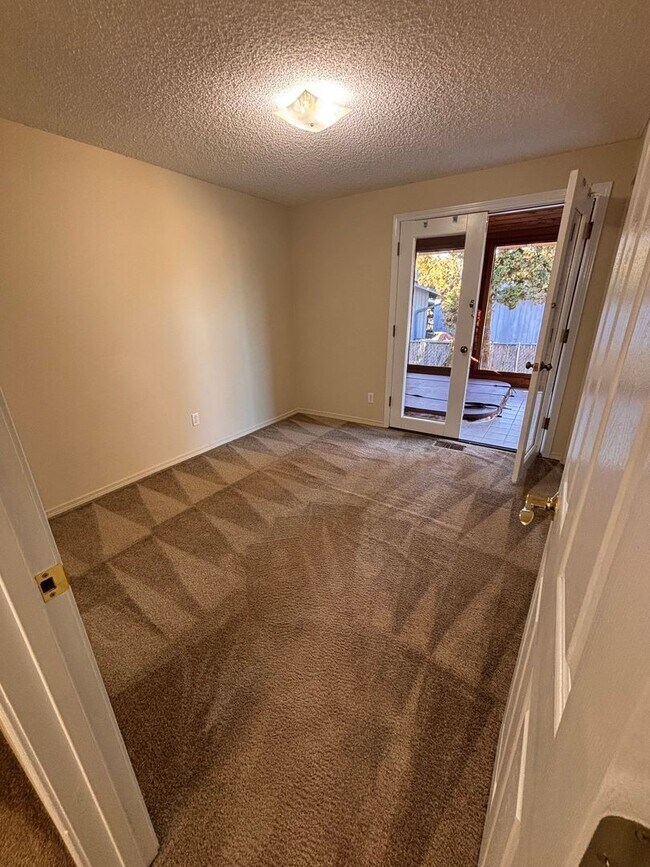 Building Photo - Spacious 4 bedroom 2 bath Home in North Al...