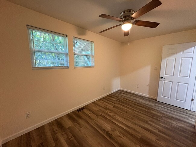 Building Photo - Affordable and Adorable Duplex in Enderly ...