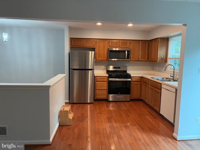 Building Photo - 7209 Lake Cove Dr