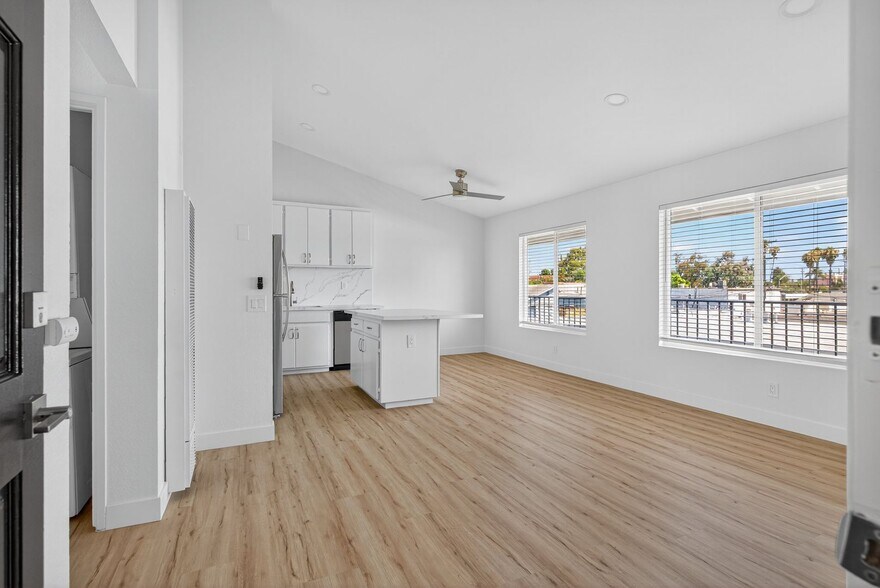 Primary Photo - 1066 Coronado Ave