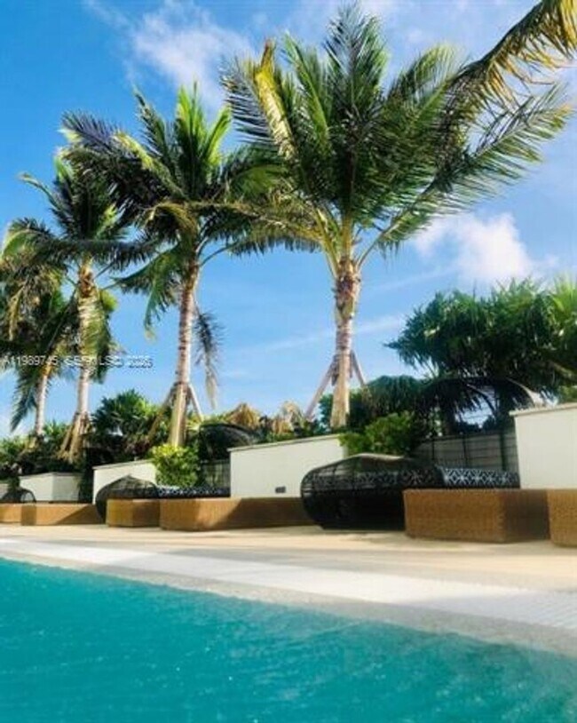 Building Photo - 2900 NE 7th Ave