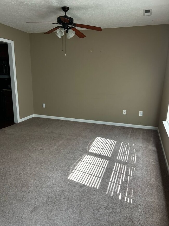 Building Photo - Two Bedroom Townhouse in Tavern Grove!