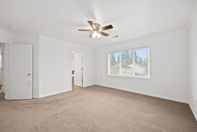 Building Photo - Spacious 4-Bed Puyallup Home For Rent | 3-Car Garage & Quick Commute to JBLM!