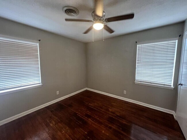 Building Photo - 806 Sandy Ct