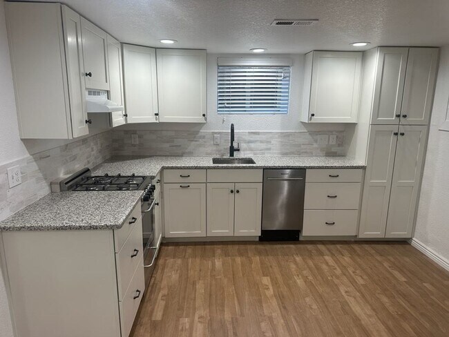 Building Photo - Wonderful updated basement apartment - Available 4/10/26