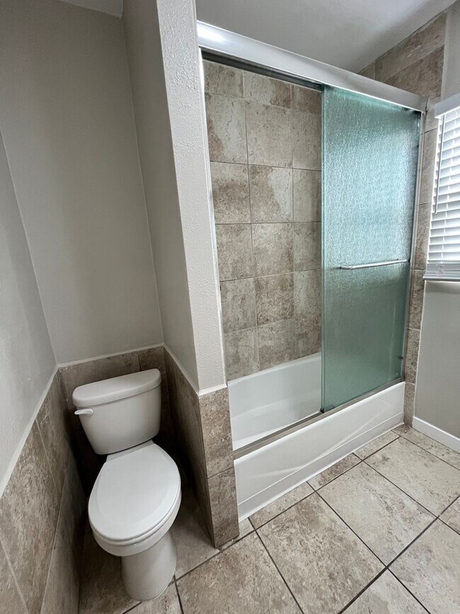 Building Photo - LARGE 1 BEDROOM 1 BATH UPSTAIRS UNIT READY...