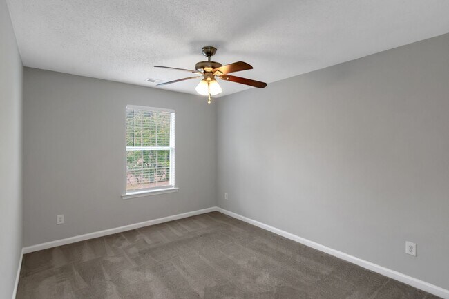 Building Photo - 4 Bedroom 3 bath Gorgeous Home
