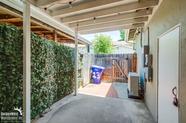 Building Photo - Cozy 2Bdm 1.5Ba Townhome with Modern Upgra...