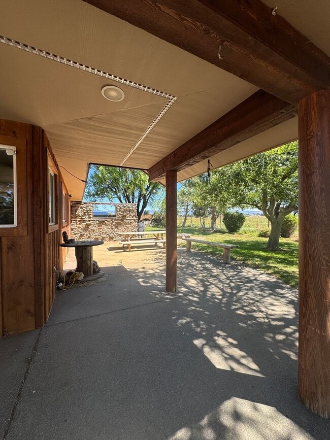 Building Photo - Idyllic 3bd, 2ba Retreat with Loft on 2+ A...