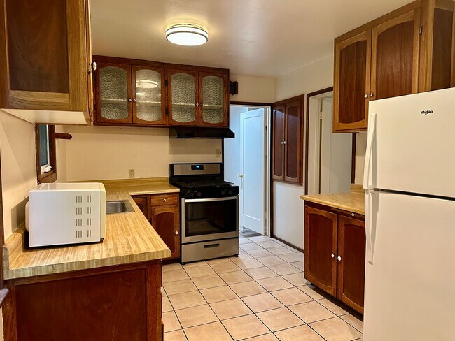 Building Photo - Spacious 4-Bedroom Home with Bonus Room in...