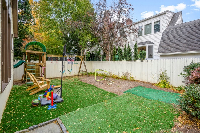 Building Photo - 39 Hillcrest Ave