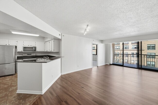 Building Photo - Updated 2BR Condo in Old Town Alexandria - 2 blocks to Metro