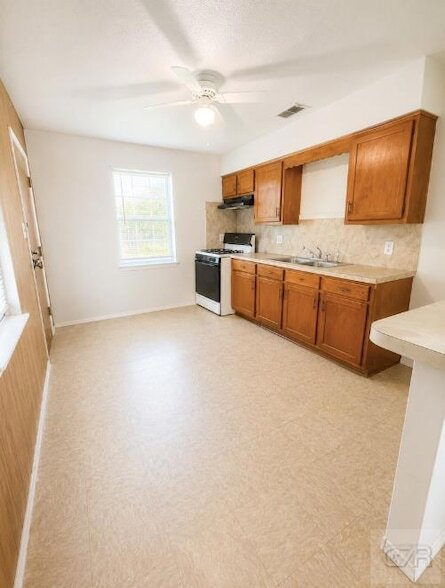 Building Photo - 138 Midway Dr