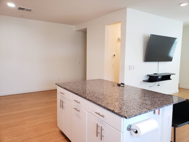 Building Photo - Otay Mesa: 2bd/3.5ba Playa Del Sol Multi Level Townhome