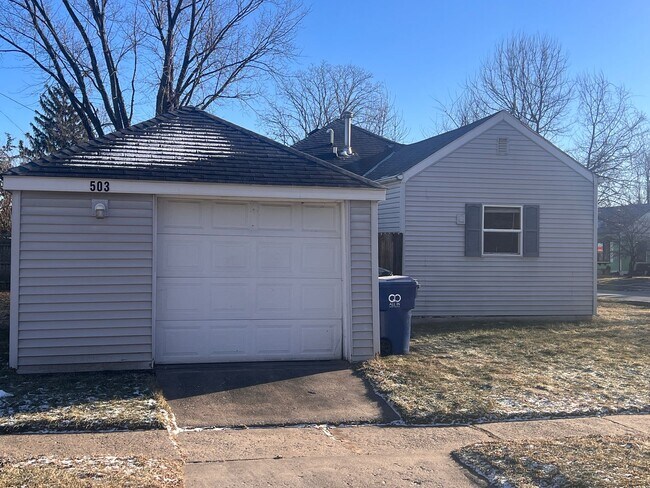 Building Photo - Freshly Renovated 2 Bed / 1 Bath Home on Corner Lot – Davenport, IA