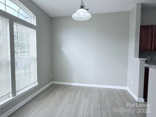 Building Photo - 4917 Sunburst Ln