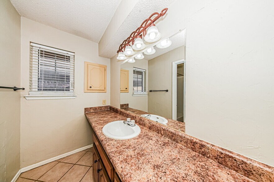Building Photo - 8117 Turtle Dove Dr