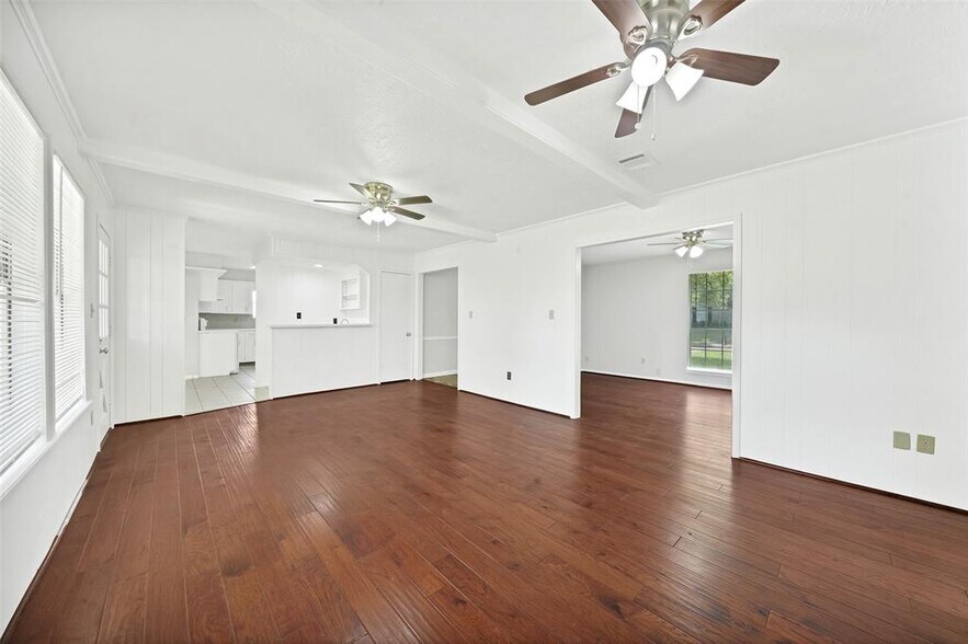 Living room view facing kitchen - 5703 Green Timbers Dr