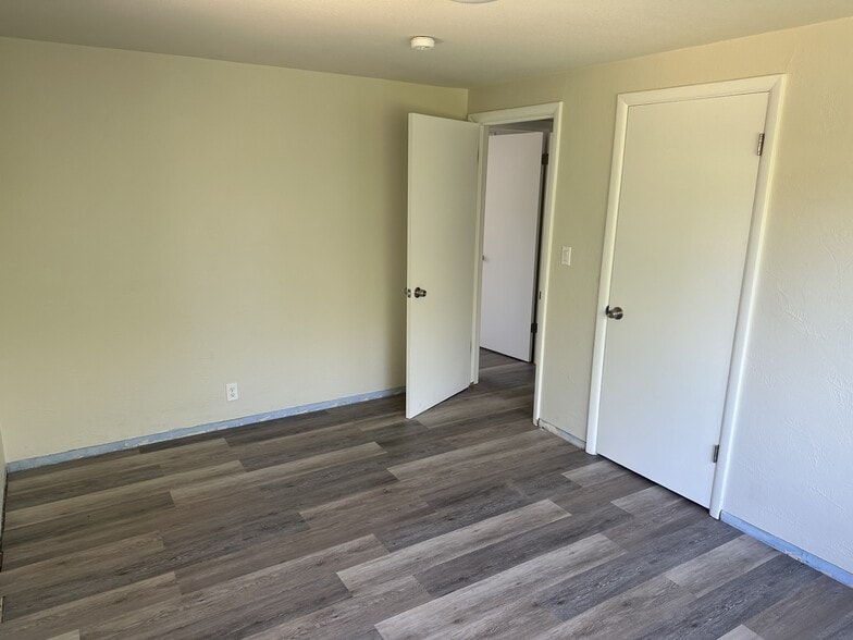 Building Photo - 1052 S Garden Dr