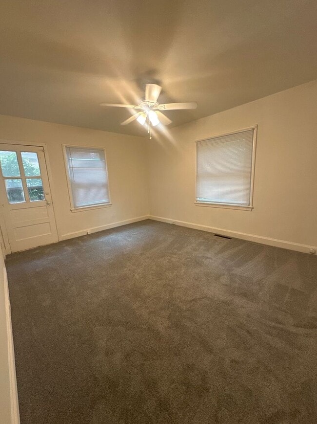 Building Photo - 3 Bedroom Single Family Home