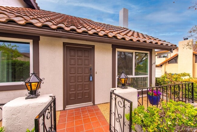 Building Photo - Condo for rent in Santa Barbara Near UCSB