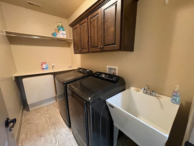 Building Photo - Pet-Friendly Three Bedroom Home in Riversi...