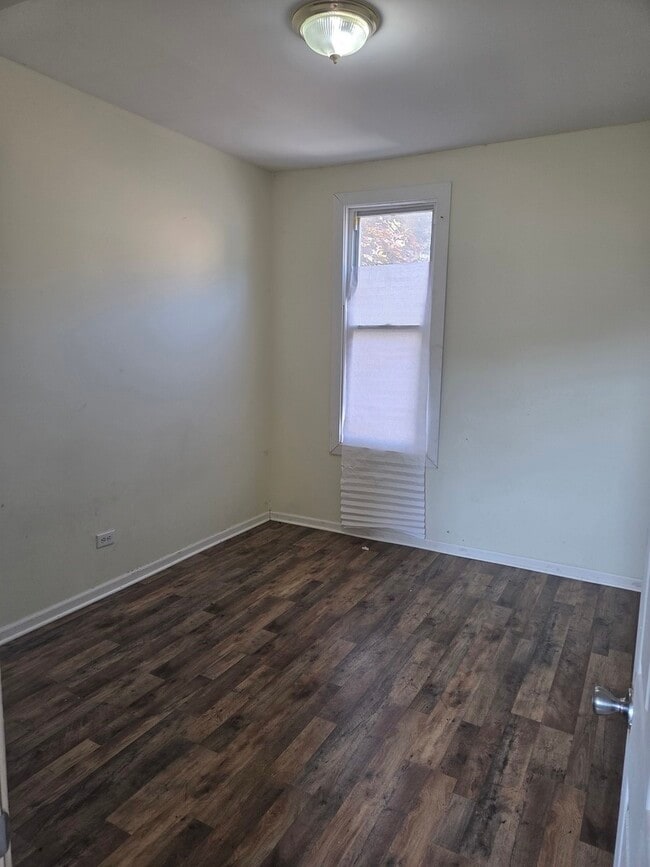 Building Photo - 1133 E 81st St