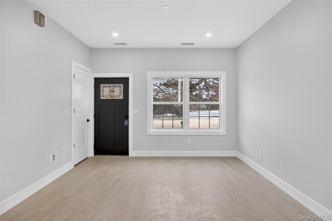 Building Photo - 10 Market St