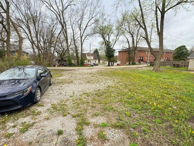 Building Photo - short term lease available