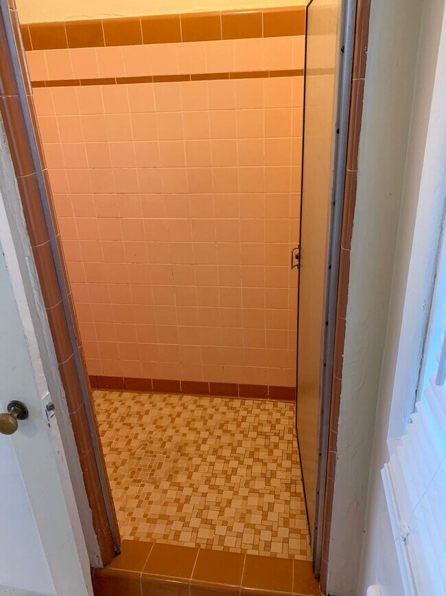 Building Photo - Bright One bedroom Woodlawn Apartment