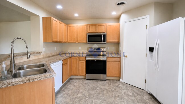 Building Photo - Large 4 Bedroom Home with Bonus Room!