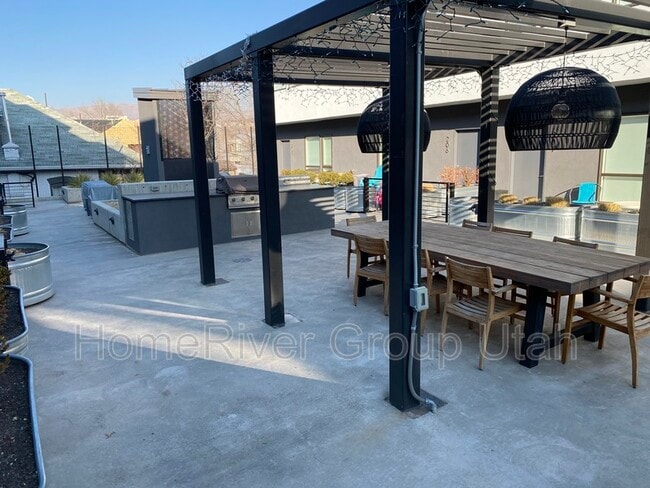 Building Photo - 877 S 200 W
