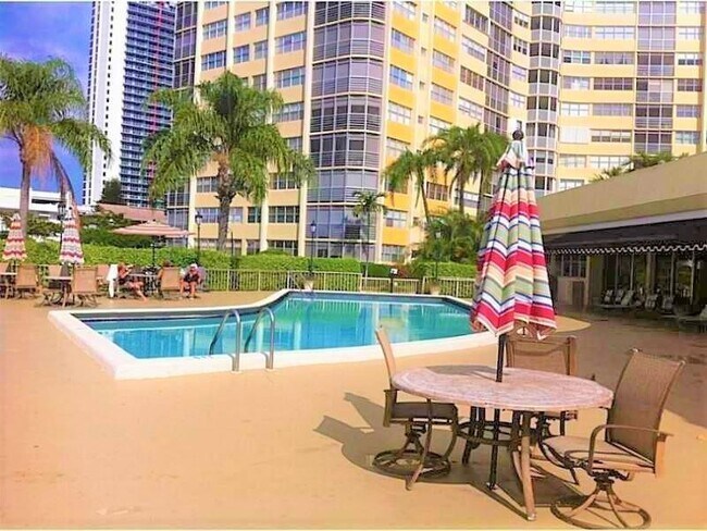 Building Photo - 100 Golden Isles Dr