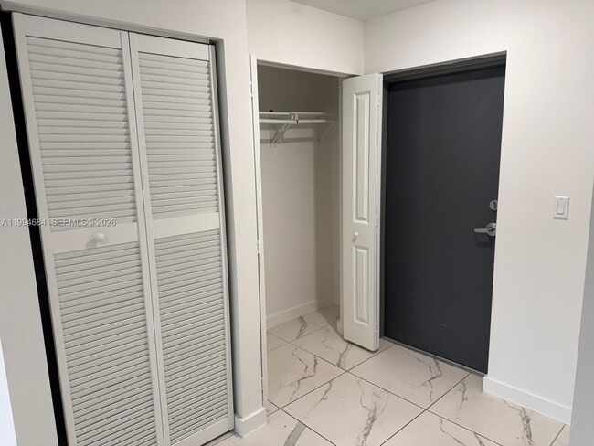 Building Photo - 420 SW 7th Ave