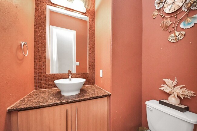 Building Photo - 1403 Delano St