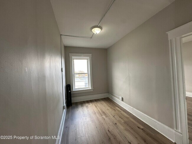 Building Photo - 568 Main St