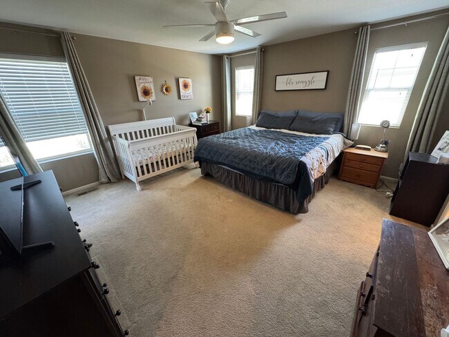 Building Photo - Modern & Light-Filled Home in Central Park – Prime Location