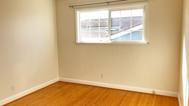 Building Photo - Gorgeous house - Huge Backyard with Bonus ...