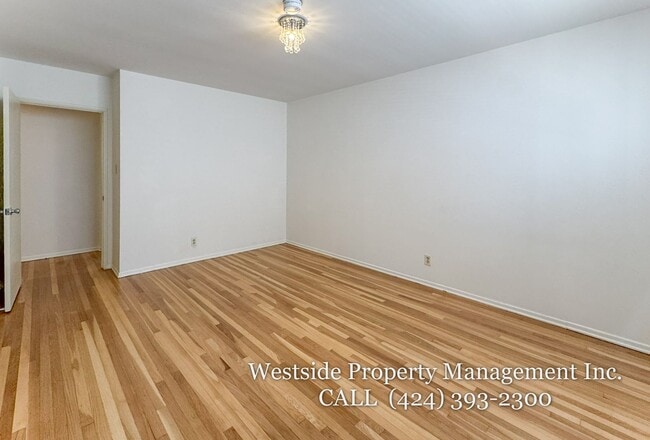 Building Photo - 244 S Doheny Dr
