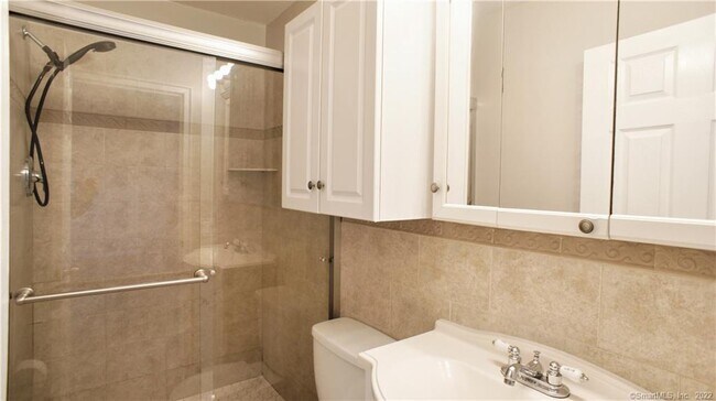 Building Photo - 25 Maple St