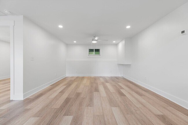 Building Photo - Four Bedroom Four Bath Home