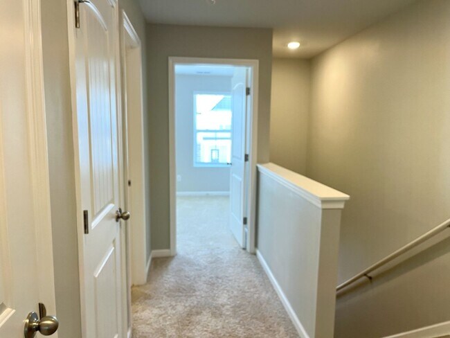 Building Photo - Beautiful Townhome in Columbia minutes to I-65!