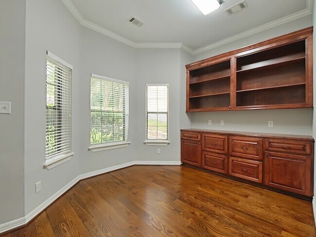 Building Photo - 270 Lake Grove Dr