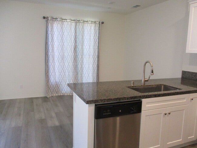 Building Photo - Murrieta 3 Bdr 2.5 Bath Town Home Built 2020