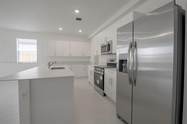 Building Photo - 2351 SE 27th Dr