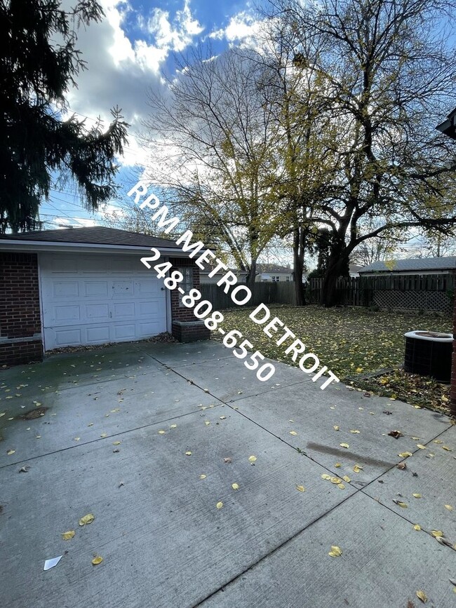 Building Photo - PRICE REDUCTION: Brick Bungalow in Eastpointe