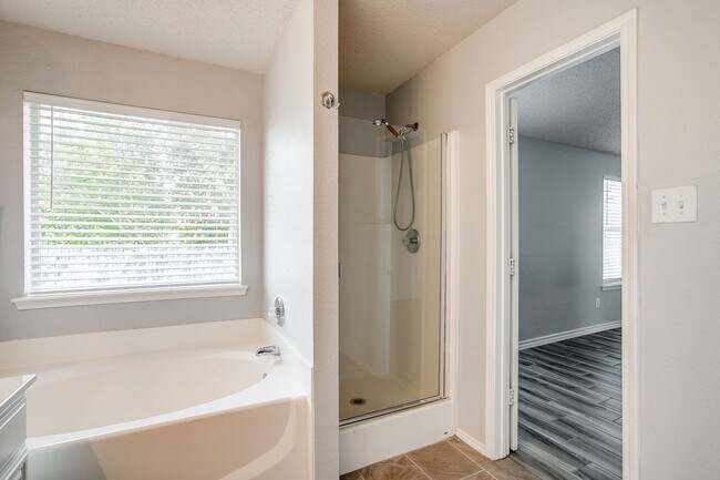 Building Photo - Welcome Home- Stylish 3 Bedroom, 2 Bath Ho...