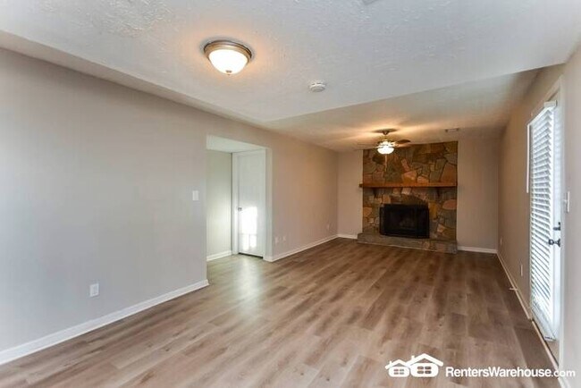 Building Photo - 5 BEDROOM 3 FULL BATH MULTI-LEVEL IN RIVER...