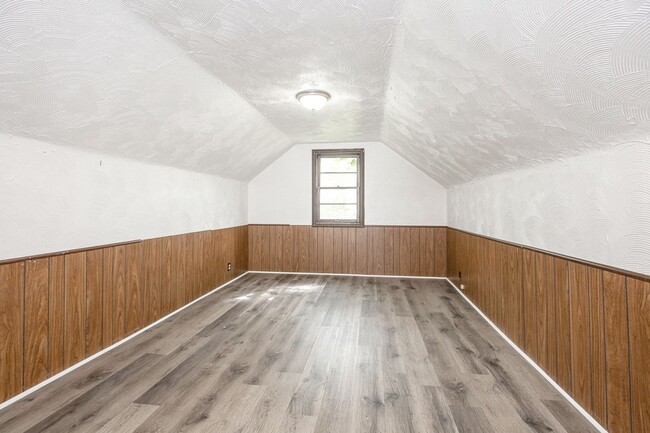 Building Photo - 3 BED 1.5 BATH BEAUTIFUL SINGLE FAMILY HOM...