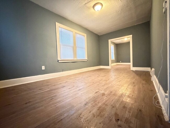 Building Photo - 3BR Single-Family Home with Basement & Off-Street Parking